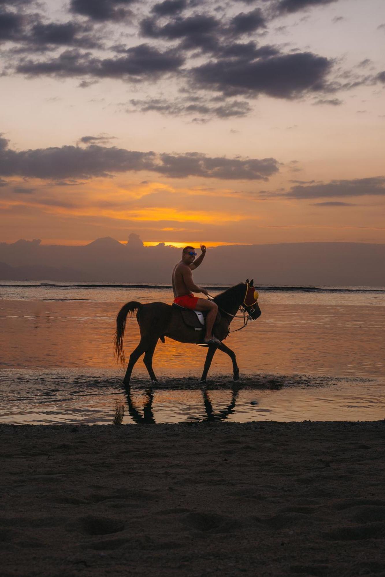 Ombak Sunset Hotel Gili Trawangan Exterior foto