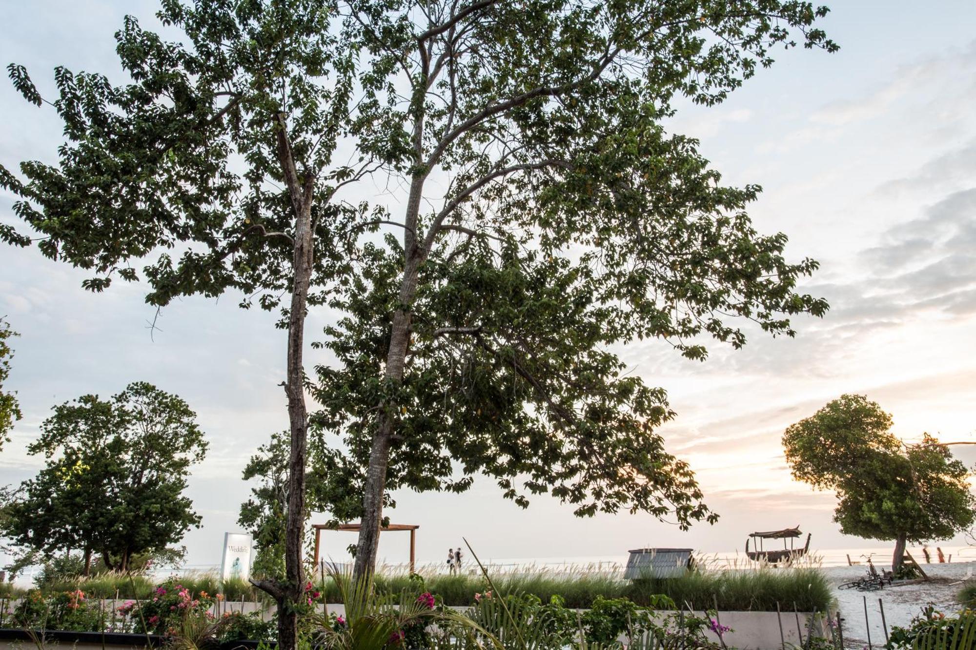 Ombak Sunset Hotel Gili Trawangan Exterior foto